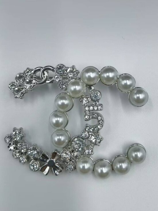 ✨✨Chanel Brooch - Picture 1 of 4